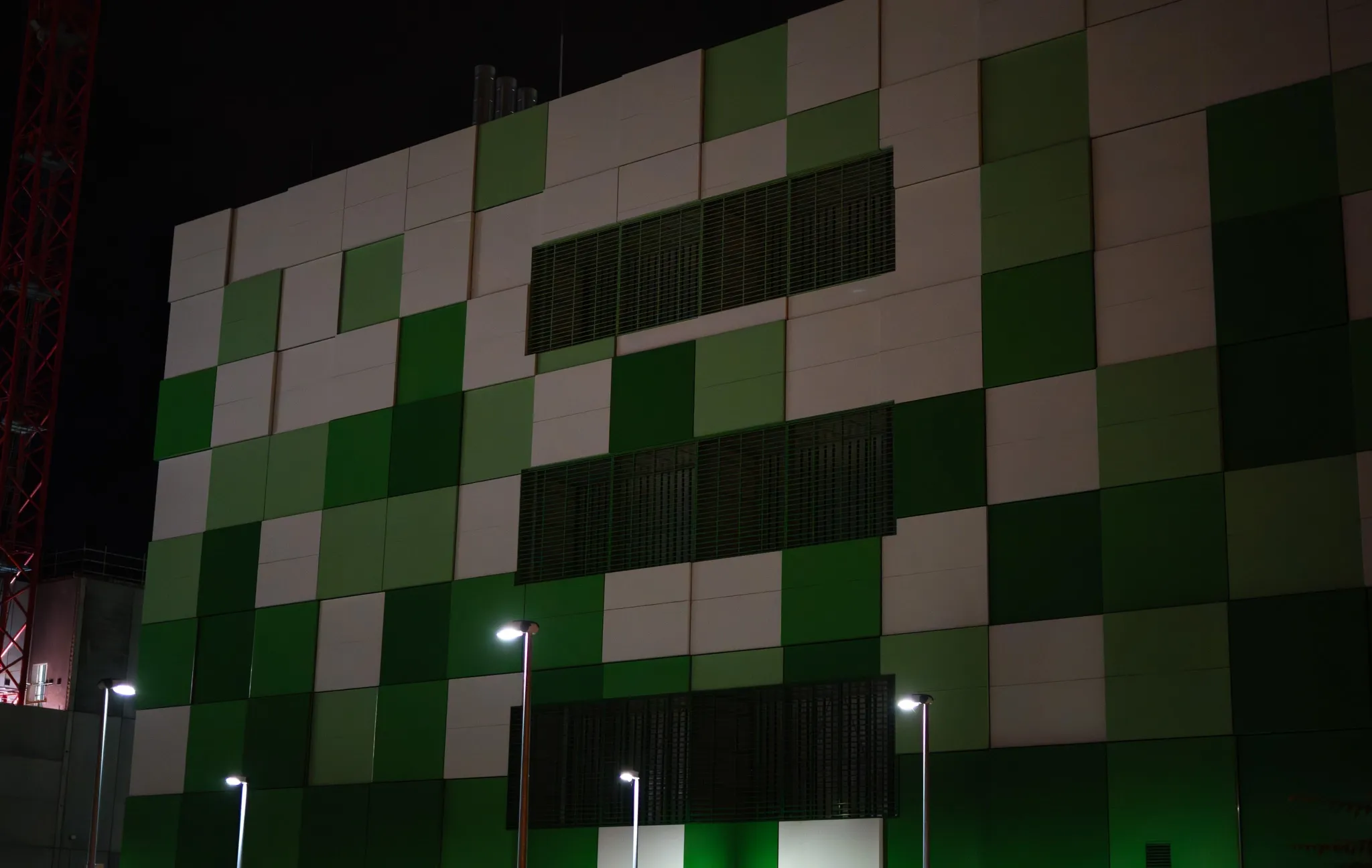 Fassade des Rechenzentrums maincubes FRA01 in Offenbach am Main bei Nacht